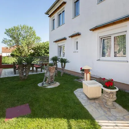 Appartement Twisting By The Private Pool Zadar