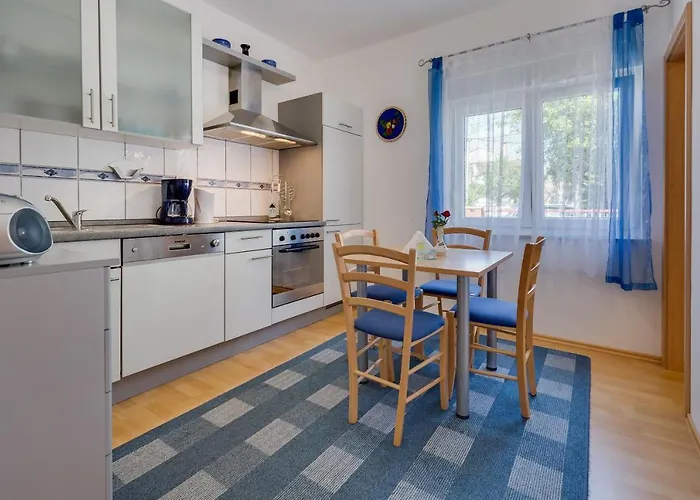 Twisting By The Private Pool Ζαντάρ