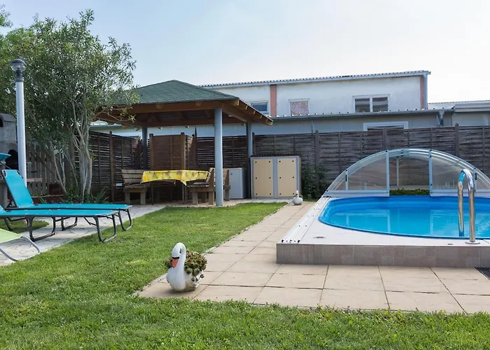 Twisting By The Private Pool זאדאר