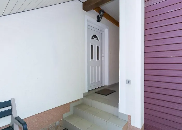 Twisting By The Private Pool * Ζαντάρ