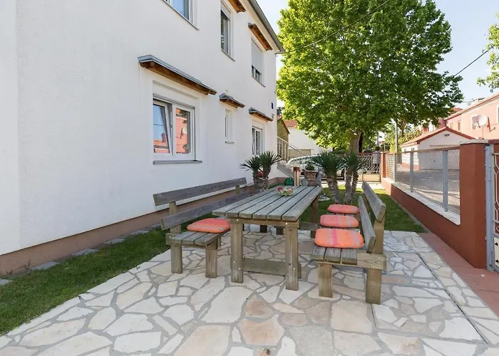 Twisting By The Private Pool * Ζαντάρ