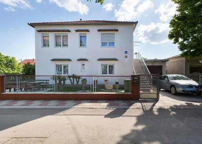 Twisting By The Private Pool * זאדאר