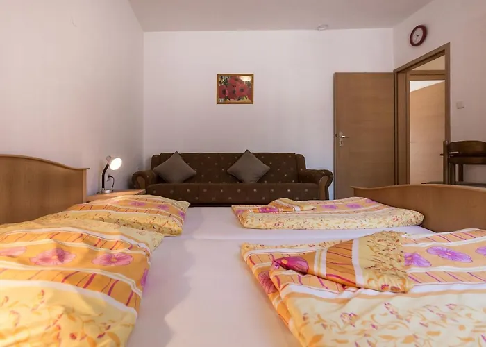 Twisting By The Private Pool Ζαντάρ