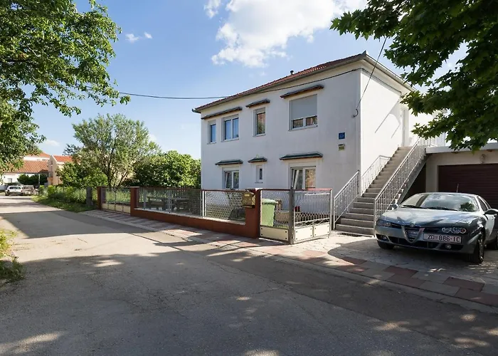 Twisting By The Private Pool * Ζαντάρ