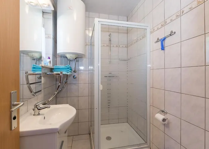 Twisting By The Private Pool זאדאר